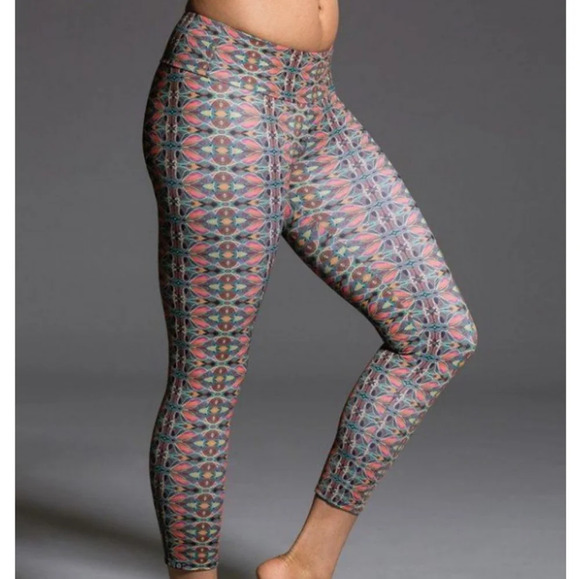 Onzie Tuxedo Balinese Cropped Leggings - Picture 1 of 8